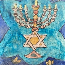 אריח קרמיקה פרסי מעוטר ציור יד בדגם מנורה ומגן דוד