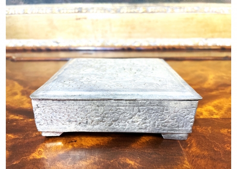 קופסה פרסית ישנה ויפה, עשויה מתכת מצופה כסף, חתומה