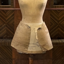 בובת חלון ראווה (מניקן / Mannequin) צרפתית עתיקה, עשויה עץ ובד, חתומה, 1900-1930