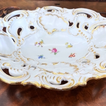 קערת פורצלן גרמנית עתיקה מתוצרת: 'מייסן' (Meissen), מעוטרת ציורי יד של פרחים