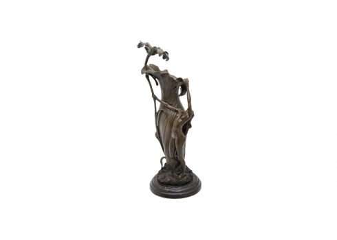 פסל ברונזה בדמות אישה עירומה, אגרטל ופרח