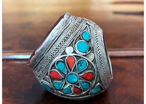 טבעת טורקמנית גדולת מיימדים ומרשימה, עשויה כסף נמוך, משובצת במרכזה לוח קורניאול