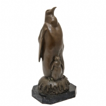 פסל ברונזה בדמות שני פינגווינים