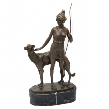 פסל ברונזה בדמות כלב צייד וציידת