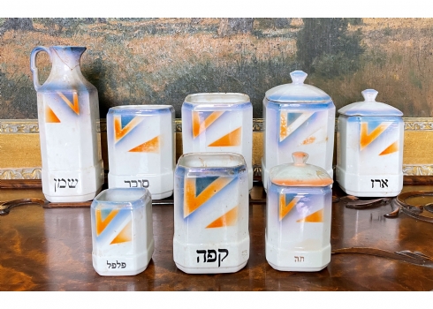 סט מיכלי תבלינים ישן מתקופת סגנון האר דקו, צ'כיה, מעוטר בכיתוב עברי וחתום
