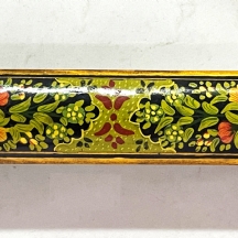 קלמדן (Qalamdan) פרסי (קלמר איסלמי), עשוי עץ ולכה ומעוטר ציורי יד