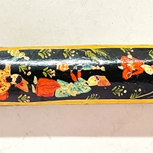 קלמדן (Qalamdan) פרסי (קלמר איסלמי), עשוי עץ ולכה ומעוטר ציורי יד