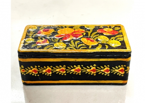 קופסה פרסית ישנה עשויה עץ ולכה מצויירת בעבודת יד