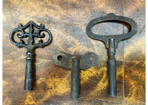 לוט של 3 מפתחות עתיקים לשעוני קמין עתיקים