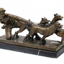 פסל ברונזה בדמות להקת כלבי צייד