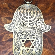 חמסה מרוקאית דקורטיבית עשויה פליז, מעוטרת בעבודת ריקוע ידנית