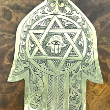 חמסה מרוקאית דקורטיבית עשויה פליז, מעוטרת בעבודת ריקוע ידנית