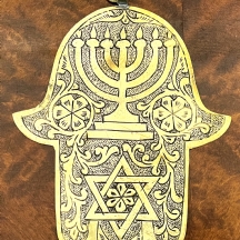 חמסה מרוקאית דקורטיבית עשויה פליז, מעוטרת בעבודת ריקוע ידנית