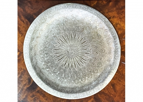 צלחת דקורטיבית לתליה על הקיר, עשויה נחושת בציפוי כסף, כפי הנראה ספרדית, מעוטרת