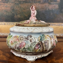 בונבוניירה איטלקית מתוצרת קאפודימונטה (Capodimonte) ומכסה תואם, מעוטרים ציורי יד