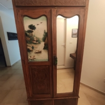 ארון עתיק עשוי עץ