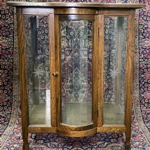 רהיט עתיק עשוי עץ וזכוכית (החלק התחתון ויטרינה), במשטח העליון מגש נשיאה נפרד