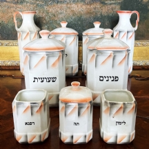 סט של 9 כלי מטבח צ'כים אר דקו ישנים לתבלינים, מעוטרים בכיתוב עברי