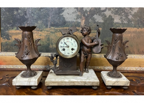סט גארניטורה (Garniture) צרפתי עתיק מהמאה ה-19, כולל שעון קמין עתיק ושני אגרטלים