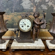סט גארניטורה (Garniture) צרפתי עתיק מהמאה ה-19, כולל שעון קמין עתיק ושני אגרטלים