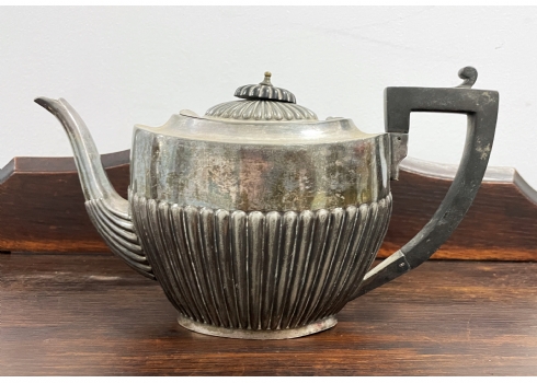 קומקום תה אנגלי עתיק (ויקטוריאני) מהמאה ה-19, עשוי מתכת מצופה כסף, ידית בקליט