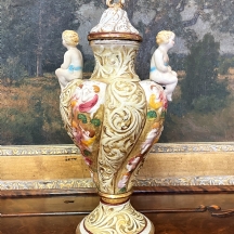 אגרטל חרס איטלקי מתוצרת קאפודימונטה (Capodimonte) בעל שתי ידיות בדמות ילדים