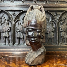 פסל 'Bust' אפריקאי גדול וכבד מאד, בדמות אישה, עשוי עץ מגולף בעבודת יד