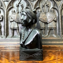פסל 'Bust' אפריקאי ישן בדמות אישה עם 'קרניים' מאחוריה