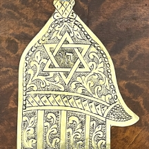 חמסה מרוקאית דקורטיבית עשויה פליז, מעוטרת בעבודת ריקוע ידנית
