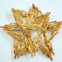 סיכת זהב צרפתית (יכולה לשמש גם כתליון) של המעצב הנודע 'Jean Ete Paris', עשויה זה
