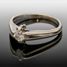 טבעת עשויה זהב לבן 14 קארט משובצת יהלום