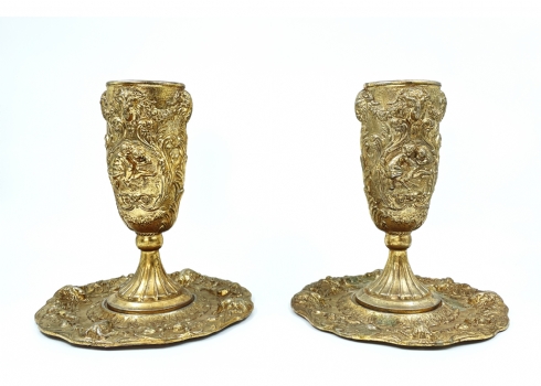 זוג קישוטים איטלקים בסגנון הניאו רנסנס מורכבים משני גביעים מסוגננים ומעמדים