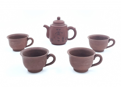לוט של קומקום זישה (Yixing) - קומקום סיני ישן, עשוי חימר ועוד 4 ספלי תה