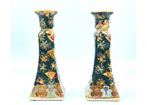 זוג פמוטים סינים דקורטיביים בסגנון 'סטסומה' יפני, מעוטרים וחתומים
