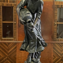 פסל עכשווי יצוק בדמות נערה הולנדית וכד חלב, צבוע שחור