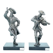 זוג פסלי כסף בדמות קלייזמר מנגן בכינור ויהודי שתוי רוקד, מתוצרת: 'בן ציון' (Ben