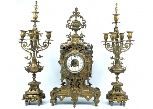 סט גארניטורה (Garniture) צרפתי מרשים ויפה הכולל שעון קמין ועוד זוג קנדלברות
