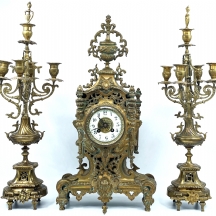 סט גארניטורה (Garniture) צרפתי מרשים ויפה הכולל שעון קמין ועוד זוג קנדלברות