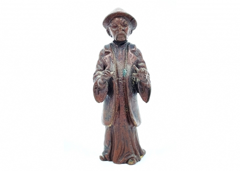 פסלון ברונזה מיניאטורי גרמני עתיק ונדיר מאד בדמות גבר סיני בלבוש מסורתי, פאטינה