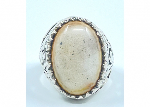 טבעת פרסית ישנה, עשויה מתכת מצופה כסף ומשובצת באבן טבעית