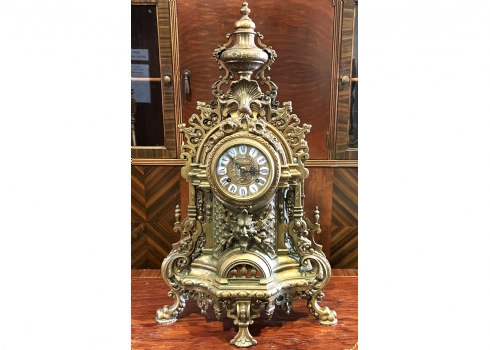 שעון קמין גדול ומרשים בסגנון עתיק, עשוי פליז יצוק, כולל מפתח, במצב עבודה תקין
