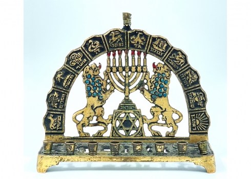 לאספני חנוכיות ישנות - חנוכייה ישנה עשויה פליז