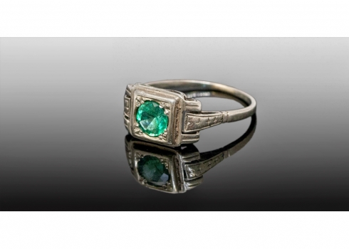 טבעת וינאית ארט דקו עשויה זהב 14 קארט משובצת אמרלד.