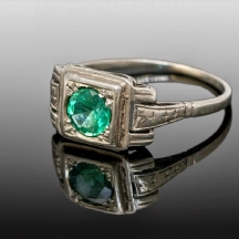 טבעת וינאית ארט דקו עשויה זהב 14 קארט משובצת אמרלד.