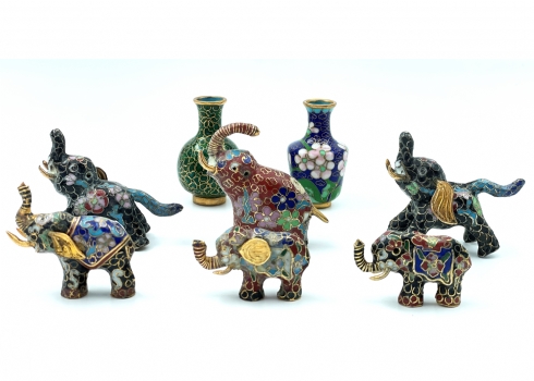 לוט של 7 קישוטי קלואזונה (Cloisonne) סינים קטנים, 6 בדמות פילים ועוד אגרטל קטן