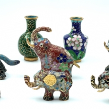 לוט של 7 קישוטי קלואזונה (Cloisonne) סינים קטנים, 6 בדמות פילים ועוד אגרטל קטן
