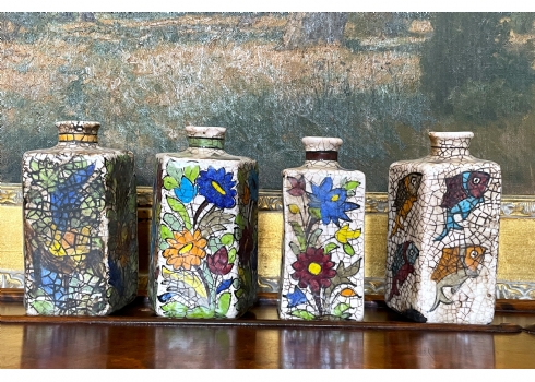 לוט של ארבעה בקבוקי קרמיקה פרסים ישנים מעוטרים ציורי יד באמייל
