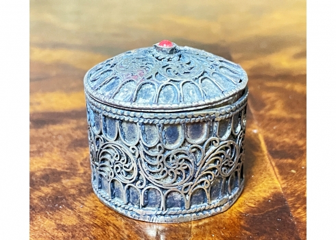 קופסא עגולה קטנה בסגנון טורקמני, עשויה כסף נמוך, מעוטרת עיטורי פיליגראן