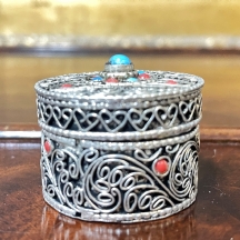קפסא עגולה קטנה בסגנון טורקמני, עשויה כסף נמוך, מעוטרת עיטורי פיליגראן ומשובצת