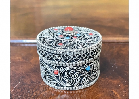קפסא עגולה קטנה בסגנון טורקמני, עשויה כסף נמוך, מעוטרת עיטורי פיליגראן ומשובצת